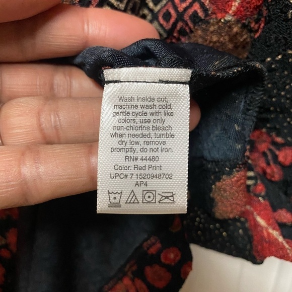 White Stag Woman's Plus Size XXL (20) Red Black Floral Textured Top Blouse. - Picture 6 of 9